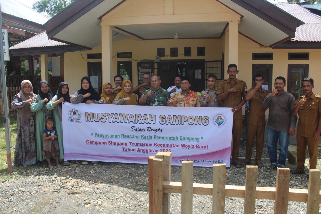 Foto bersama di depan kantor keuchik Simpang Teumarom